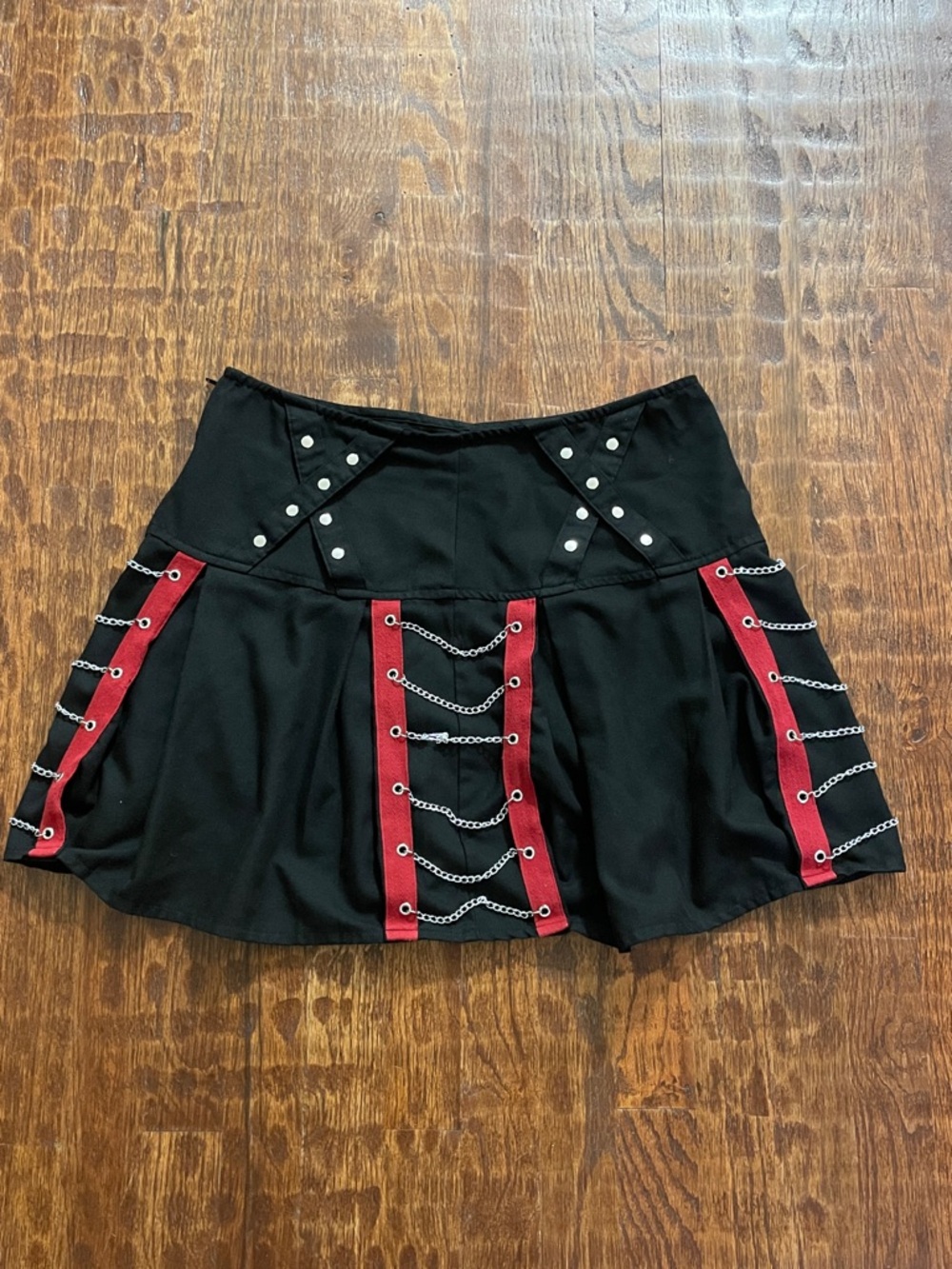 Black and Red Chain-Detail Skater Mini Skirt - Picture 6 of 11
